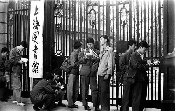 2022年6月8/9日：“高考结束，请考生立即停笔…….”回顾高考45年，每一张照片都是一代人的青春休闲区蓝鸢梦想 - Www.slyday.coM