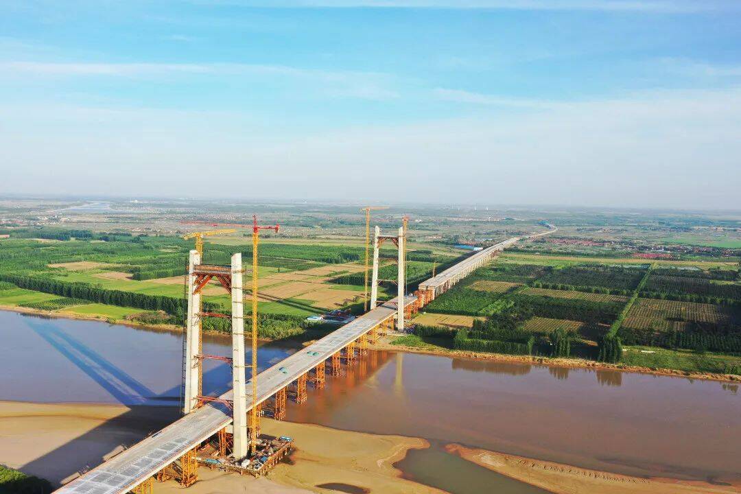 沾临高速公路黄河特大桥塔柱上横梁首次浇筑完成|高速公路_新浪新闻