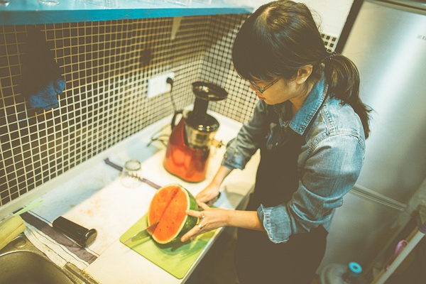 正在做西瓜汁兒的我，完全沒有技術含量可言。