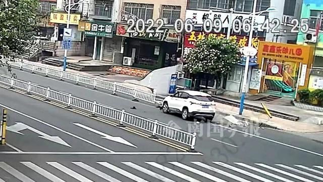 柳州街头一男子持刀疯狂砍砸，危急时刻，他挺身而出休闲区蓝鸢梦想 - Www.slyday.coM