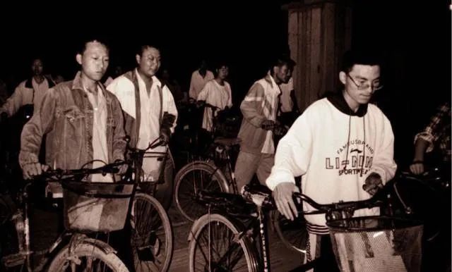 2022年6月8/9日：“高考结束，请考生立即停笔…….”回顾高考45年，每一张照片都是一代人的青春休闲区蓝鸢梦想 - Www.slyday.coM