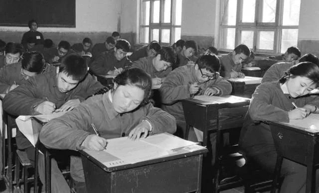 2022年6月8/9日：“高考结束，请考生立即停笔…….”回顾高考45年，每一张照片都是一代人的青春休闲区蓝鸢梦想 - Www.slyday.coM