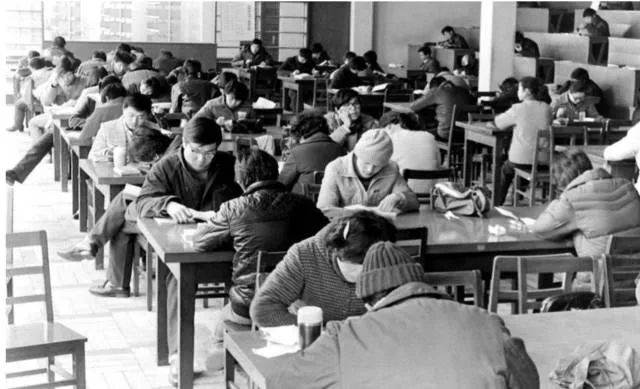 2022年6月8/9日：“高考结束，请考生立即停笔…….”回顾高考45年，每一张照片都是一代人的青春休闲区蓝鸢梦想 - Www.slyday.coM