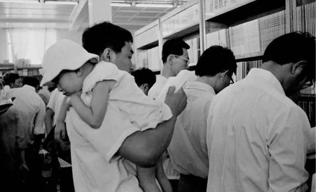 2022年6月8/9日：“高考结束，请考生立即停笔…….”回顾高考45年，每一张照片都是一代人的青春休闲区蓝鸢梦想 - Www.slyday.coM