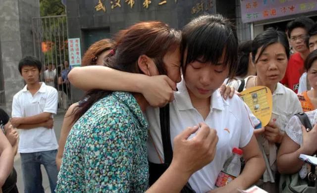 2022年6月8/9日：“高考结束，请考生立即停笔…….”回顾高考45年，每一张照片都是一代人的青春休闲区蓝鸢梦想 - Www.slyday.coM