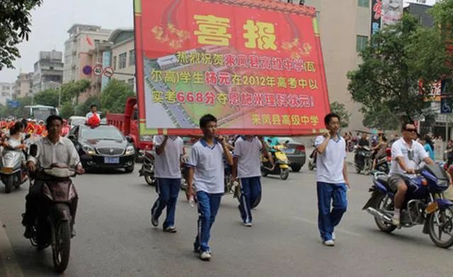 2022年6月8/9日：“高考结束，请考生立即停笔…….”回顾高考45年，每一张照片都是一代人的青春休闲区蓝鸢梦想 - Www.slyday.coM