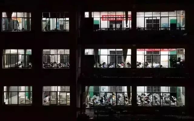 2022年6月8/9日：“高考结束，请考生立即停笔…….”回顾高考45年，每一张照片都是一代人的青春休闲区蓝鸢梦想 - Www.slyday.coM