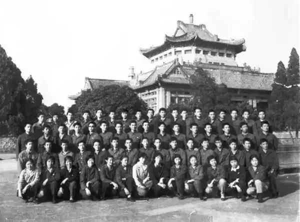 2022年6月8/9日：“高考结束，请考生立即停笔…….”回顾高考45年，每一张照片都是一代人的青春休闲区蓝鸢梦想 - Www.slyday.coM