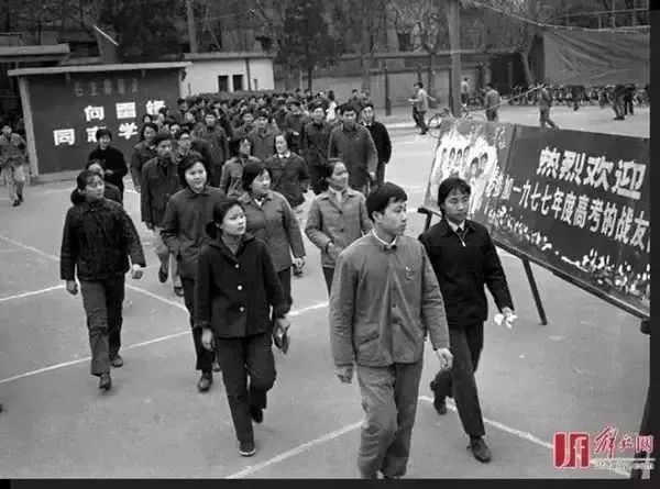 2022年6月8/9日：“高考结束，请考生立即停笔…….”回顾高考45年，每一张照片都是一代人的青春休闲区蓝鸢梦想 - Www.slyday.coM