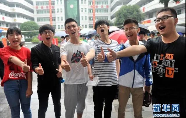 2022年6月8/9日：“高考结束，请考生立即停笔…….”回顾高考45年，每一张照片都是一代人的青春休闲区蓝鸢梦想 - Www.slyday.coM