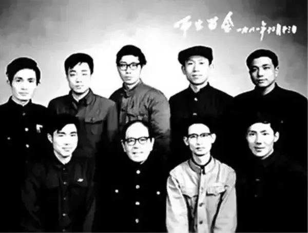 2022年6月8/9日：“高考结束，请考生立即停笔…….”回顾高考45年，每一张照片都是一代人的青春休闲区蓝鸢梦想 - Www.slyday.coM