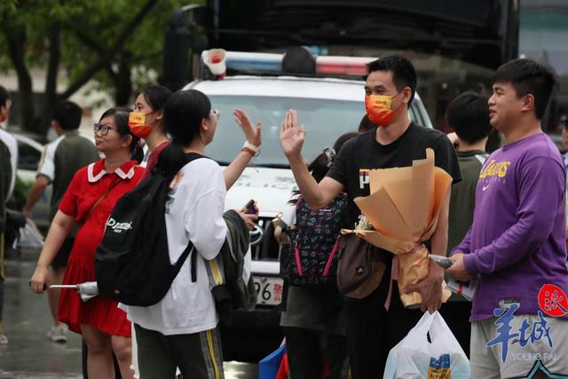 「图集」高考结束，梦想启幕！5大关键词直击广东各地考生走出考场难忘瞬间休闲区蓝鸢梦想 - Www.slyday.coM