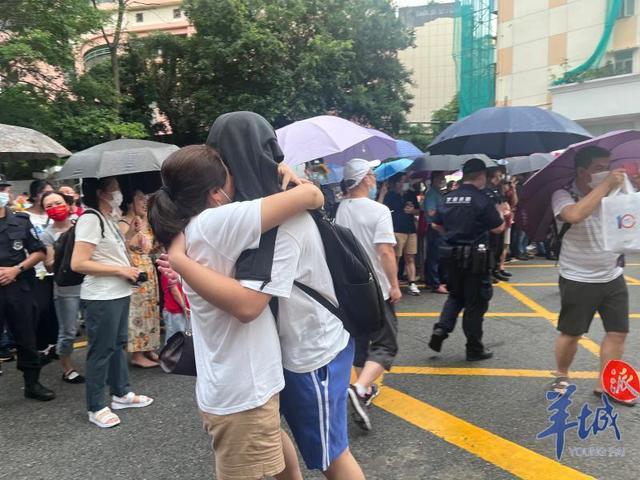 「图集」高考结束，梦想启幕！5大关键词直击广东各地考生走出考场难忘瞬间休闲区蓝鸢梦想 - Www.slyday.coM