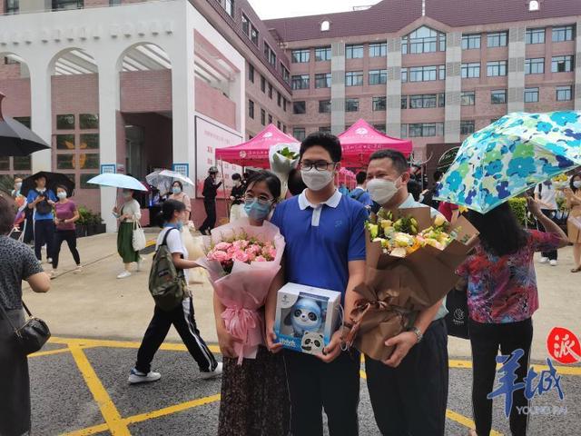 「图集」高考结束，梦想启幕！5大关键词直击广东各地考生走出考场难忘瞬间休闲区蓝鸢梦想 - Www.slyday.coM
