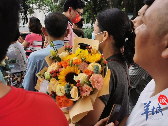 「图集」高考结束，梦想启幕！5大关键词直击广东各地考生走出考场难忘瞬间休闲区蓝鸢梦想 - Www.slyday.coM