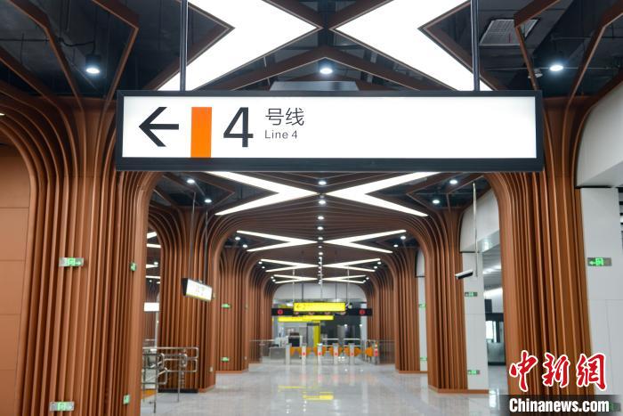 图为重庆轨道交通4号线二期特色车站龙驿大道站内景。　何蓬磊 摄