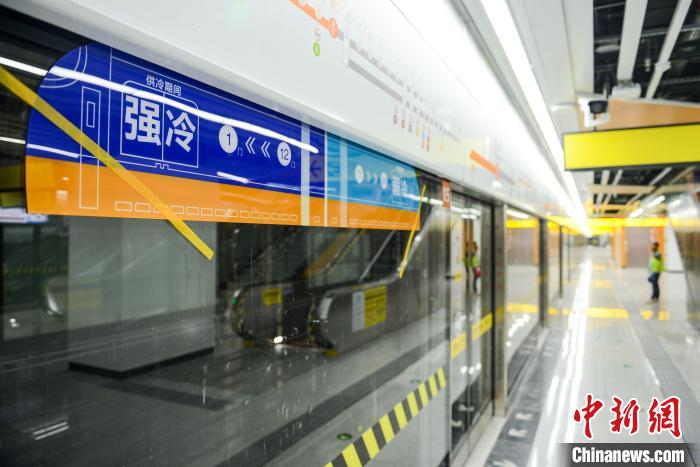 图为重庆轨道交通4号线二期的冷暖车厢指示。　何蓬磊 摄