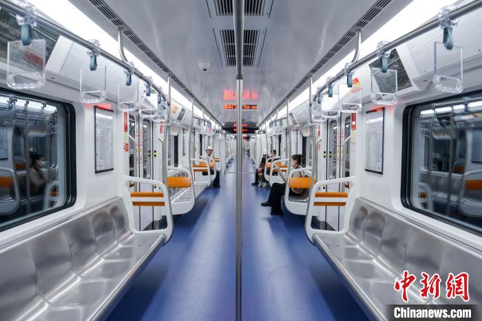 图为重庆轨道交通4号线列车车厢内部。　何蓬磊 摄