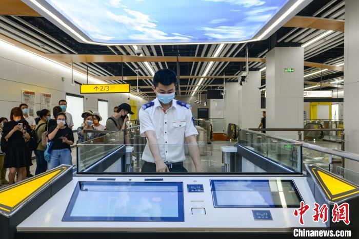 图为重庆轨道交通4号线二期铁山坪站设置的智能客服中心。　何蓬磊 摄