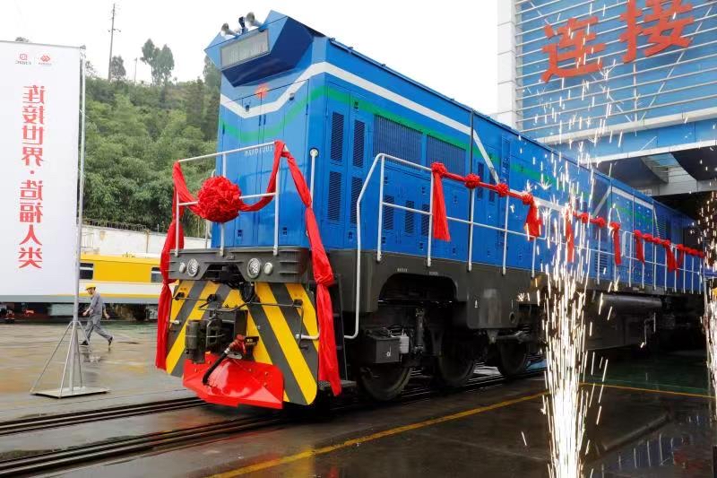我国首批两台商品化hxn6型内电混合动力机车下线