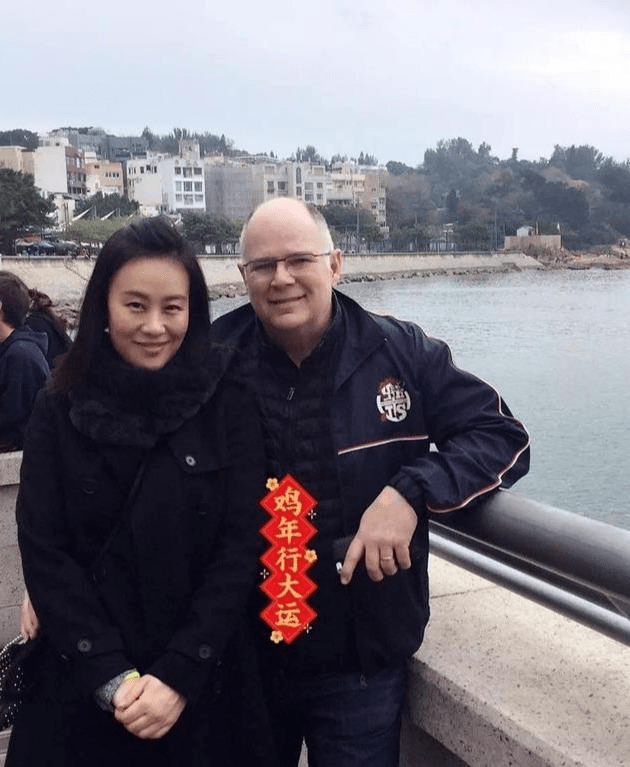 邬君梅外国老公人胖秃顶走机场她也邋里邋遢老公都满脸嫌弃