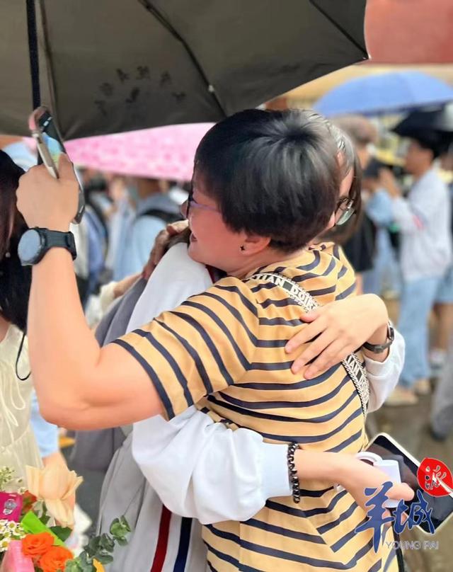 「图集」高考结束，梦想启幕！5大关键词直击广东各地考生走出考场难忘瞬间休闲区蓝鸢梦想 - Www.slyday.coM