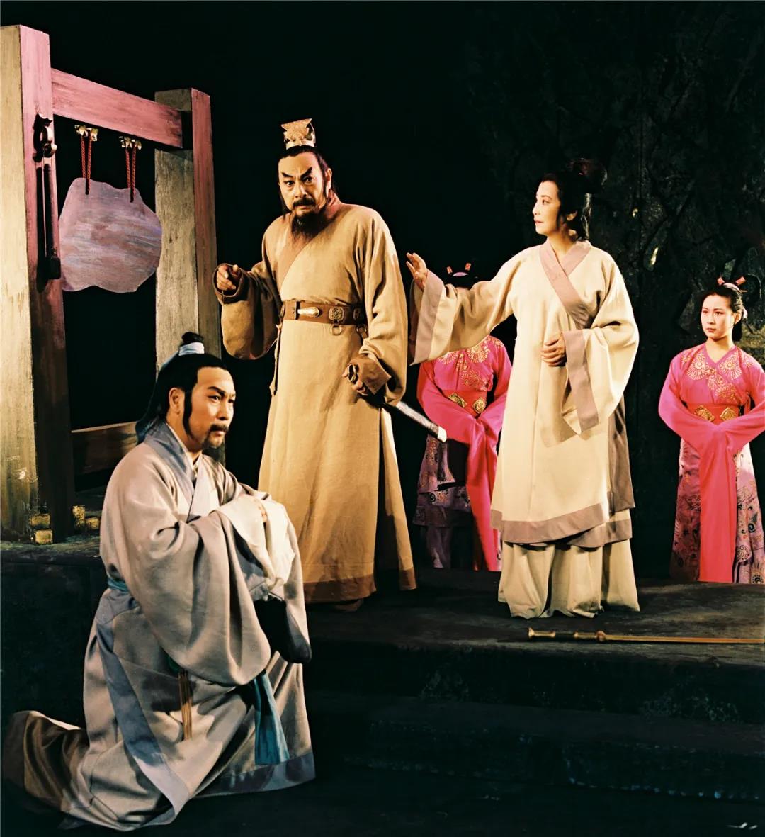 1983年北京人艺演出《吴王金戈越王剑》剧照,吕齐(中)饰演勾践