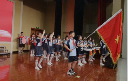 现场庄严肃穆东昌府区阳明小学举行少先队入队仪式