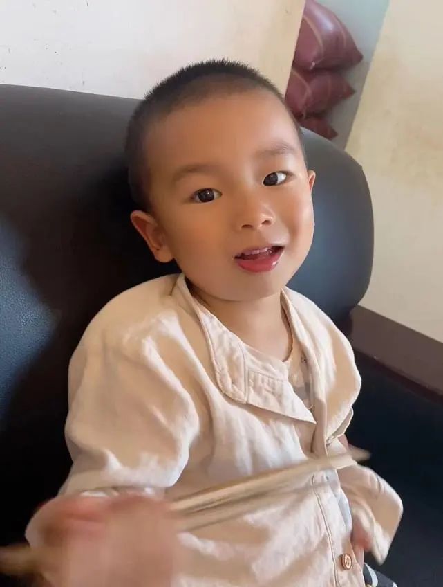 揪心！2岁男童与狗从自家院子走失，8天后狗独自回家…家长悬赏10万寻人！休闲区蓝鸢梦想 - Www.slyday.coM