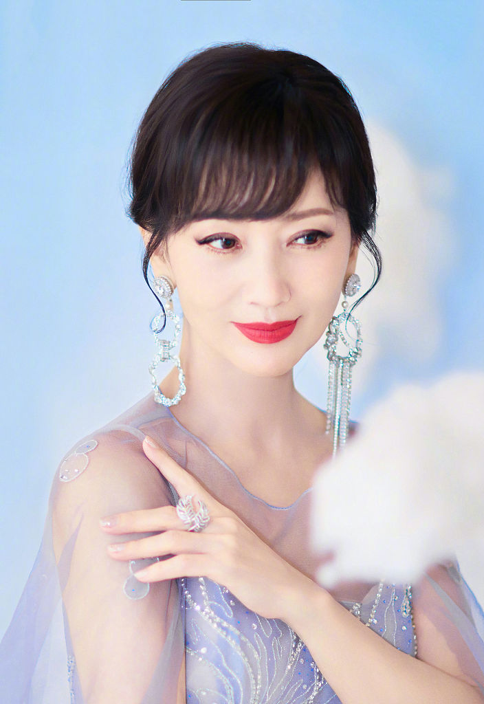不老女神赵雅芝梦幻纱裙写真曝光,手捧云朵似仙女下凡|赵雅芝|云朵|纱