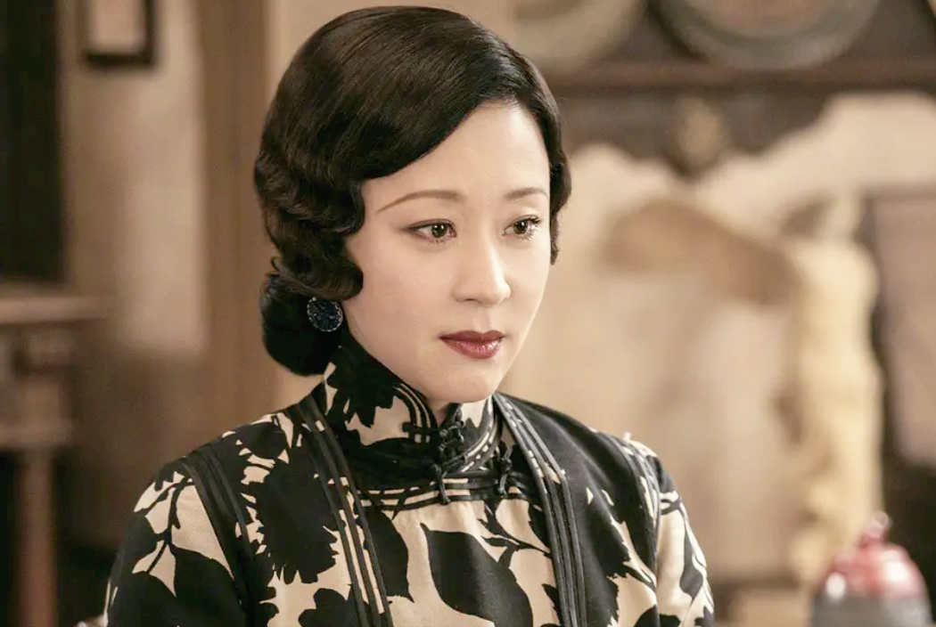 在剧中,苗圃饰演的黄莹如黄夫人一出场就有民国大家族姨太太的味道
