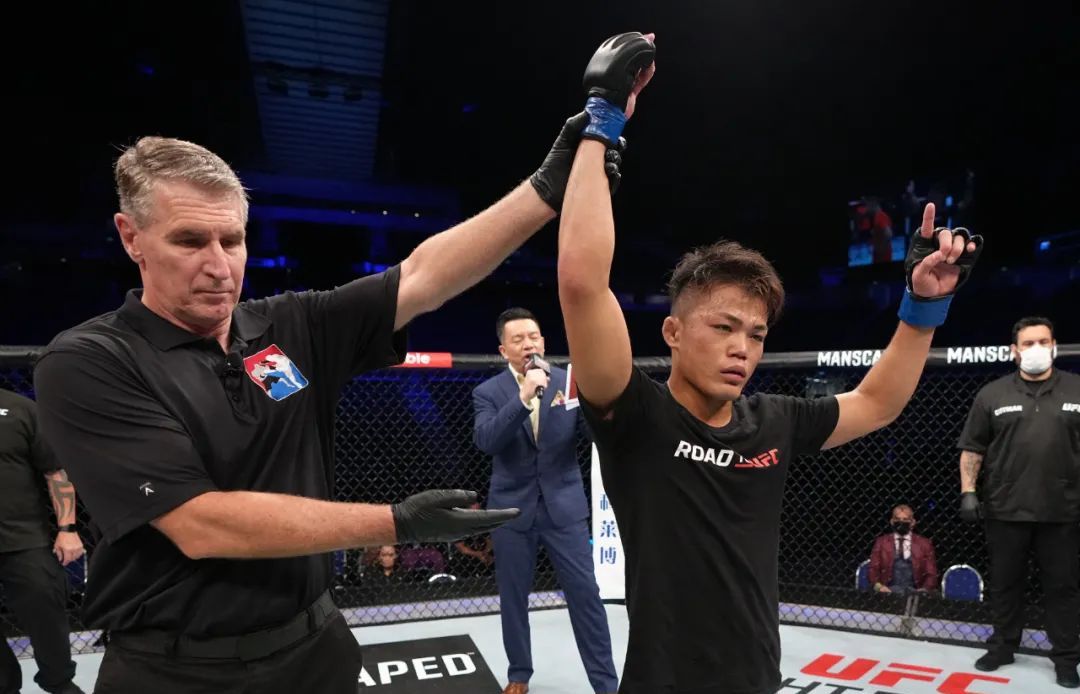UFC精英之路第一日综述：3位中国选手获胜2人晋级|罗萨里奥|晋级|中国选手_新浪新闻