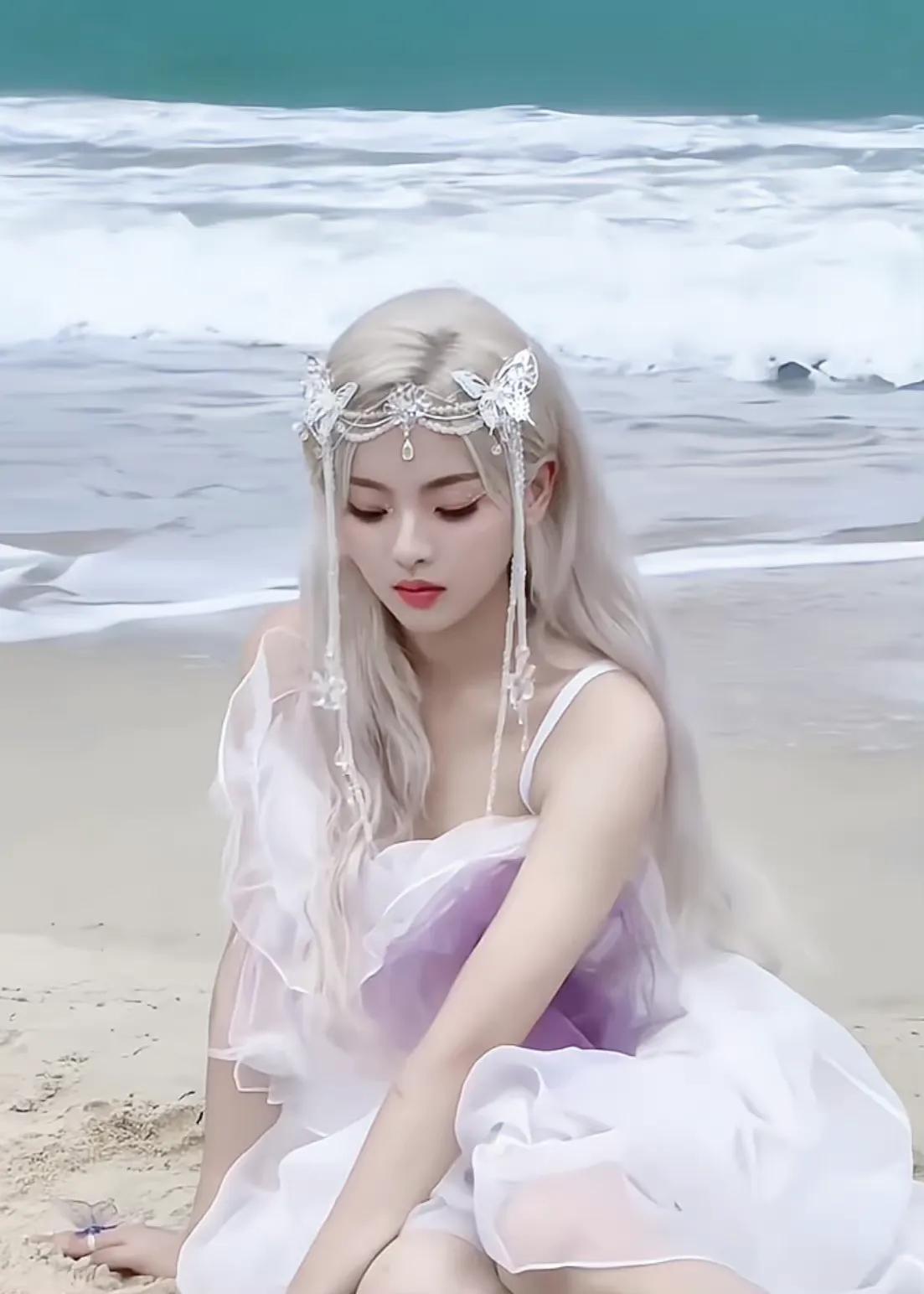 杨超越一头银白发色真的好仙,仿佛是从海中出来的