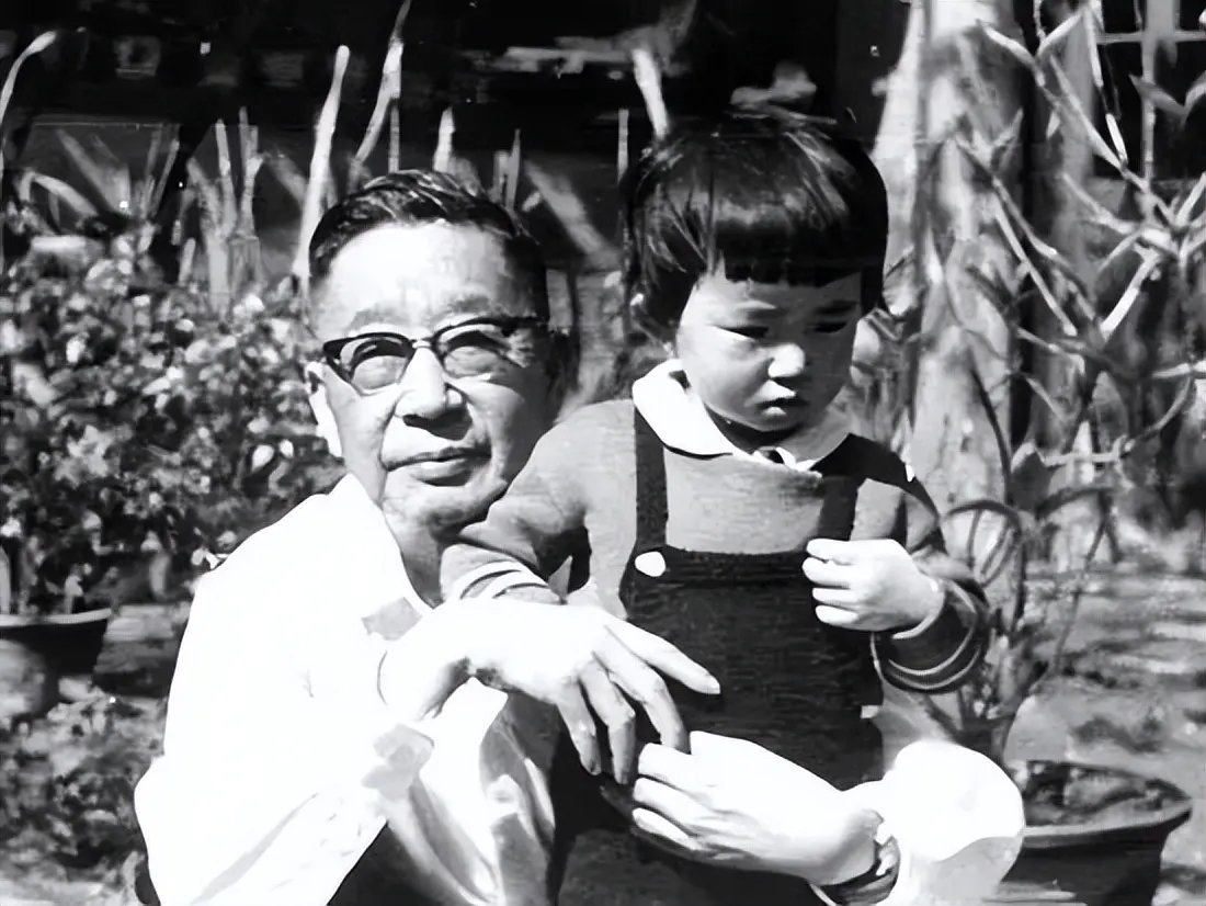 04老舍没有勇气和妻子离婚,也不能斩断对赵清阁的情愫.