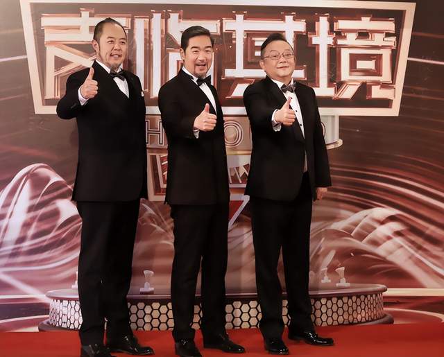 老戏骨张国立现身街头拍戏，73岁王刚近照胖一圈，张铁林罕见露面休闲区蓝鸢梦想 - Www.slyday.coM