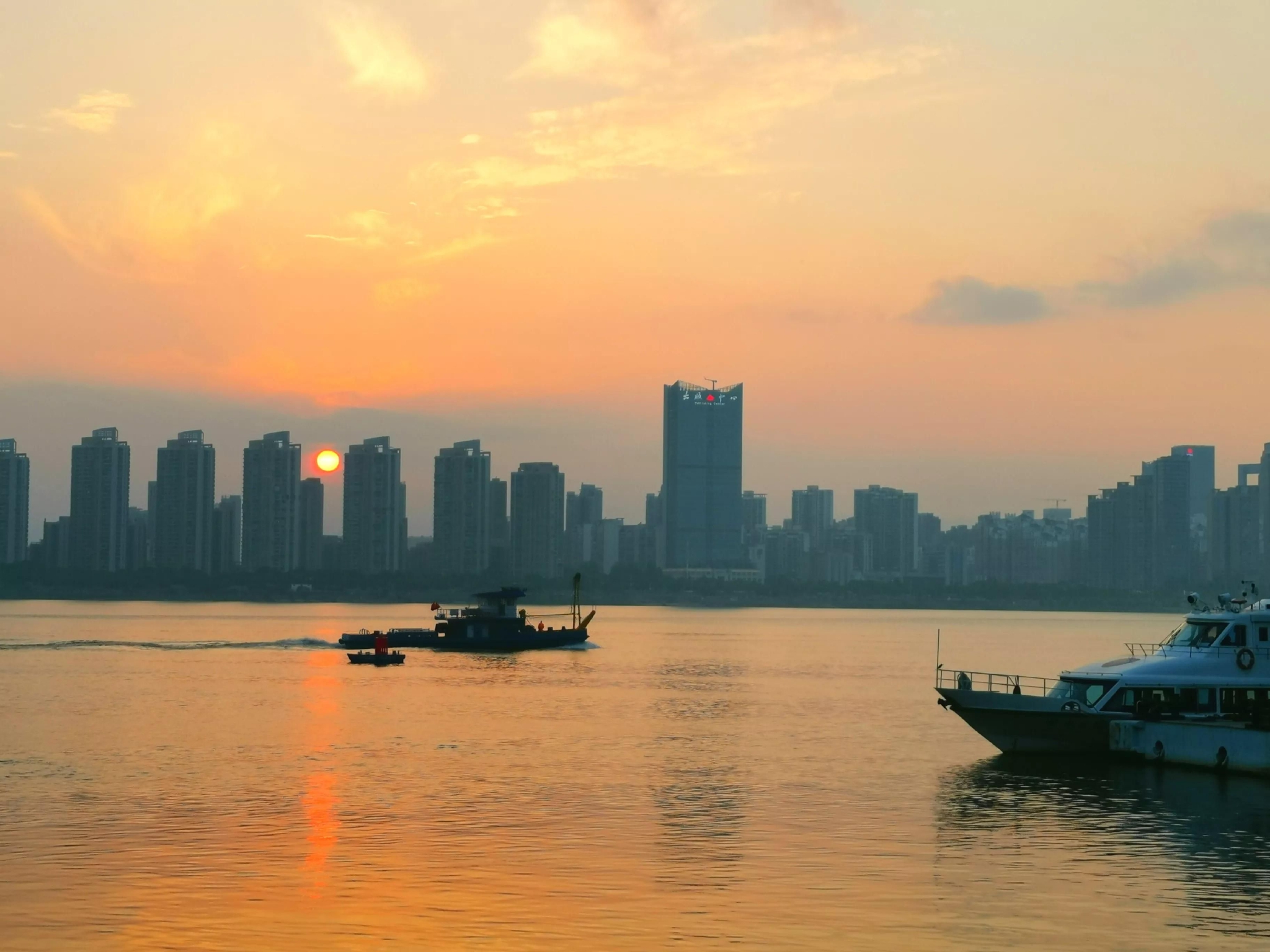 江岸清风醉晚霞