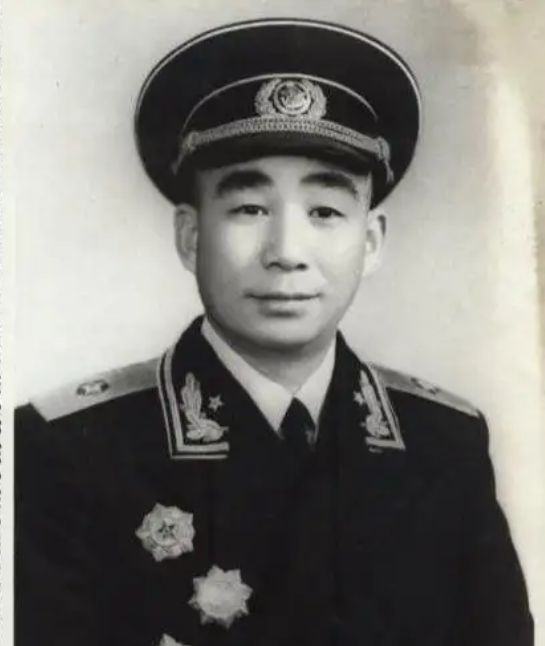 90年开国少将易耀彩病逝，6年后妻子做一决定：把他与他前妻合葬休闲区蓝鸢梦想 - Www.slyday.coM