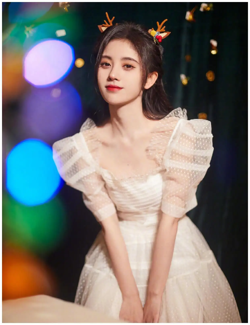 关晓彤与鞠婧祎同框虽然都是90后但发育真不一样脸蛋都挺小