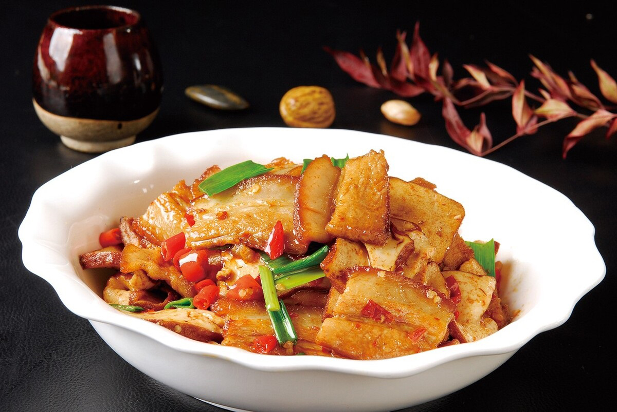 食材:回锅肉,香干,蒜苗,姜蒜,小米辣,豆瓣酱,盐,酱油,五香粉1,先把