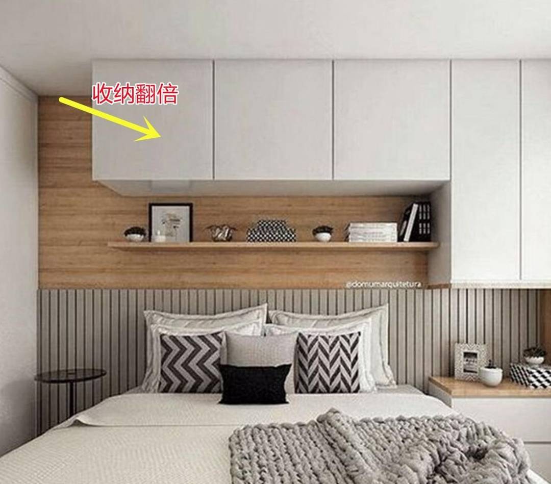 卧室床头做个吊柜顺便下方留排隔板做书架这收纳装法不多见