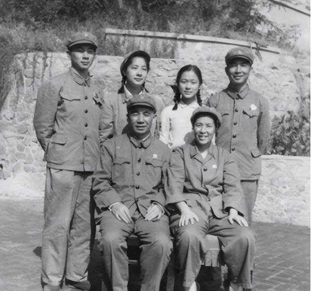 90年开国少将易耀彩病逝，6年后妻子做一决定：把他与他前妻合葬休闲区蓝鸢梦想 - Www.slyday.coM