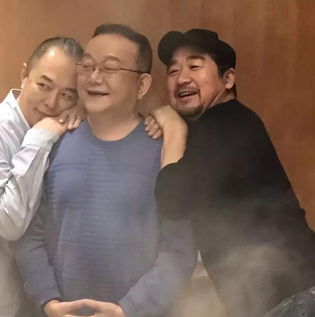 老戏骨张国立现身街头拍戏，73岁王刚近照胖一圈，张铁林罕见露面休闲区蓝鸢梦想 - Www.slyday.coM