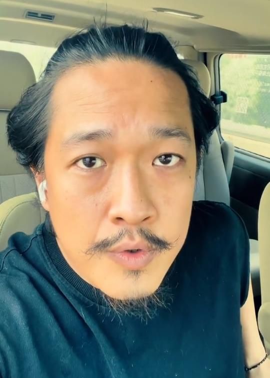 吕丽萍34岁儿子晒近况胡子拉碴留着长发瘦下来酷似亲爸张丰毅