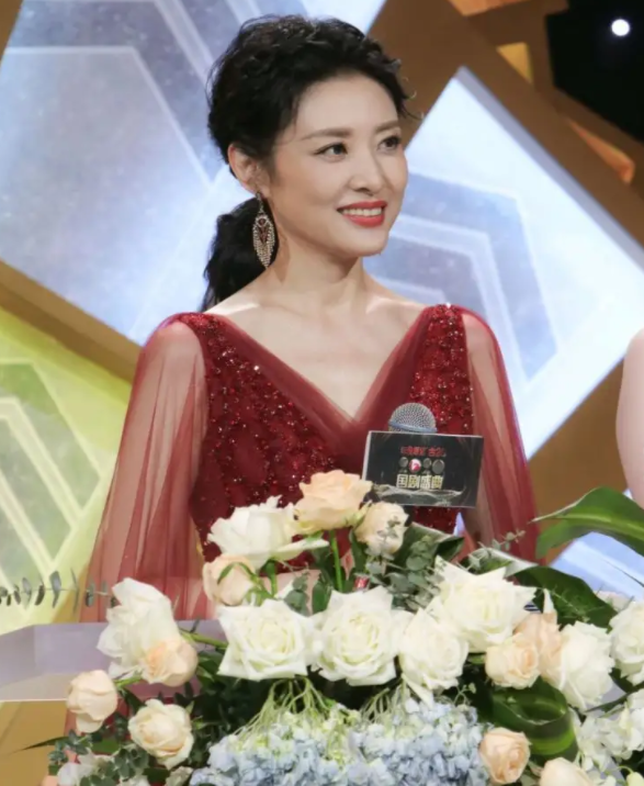 老戏骨张国立现身街头拍戏，73岁王刚近照胖一圈，张铁林罕见露面休闲区蓝鸢梦想 - Www.slyday.coM