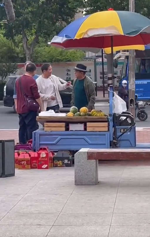 老戏骨张国立现身街头拍戏，73岁王刚近照胖一圈，张铁林罕见露面休闲区蓝鸢梦想 - Www.slyday.coM