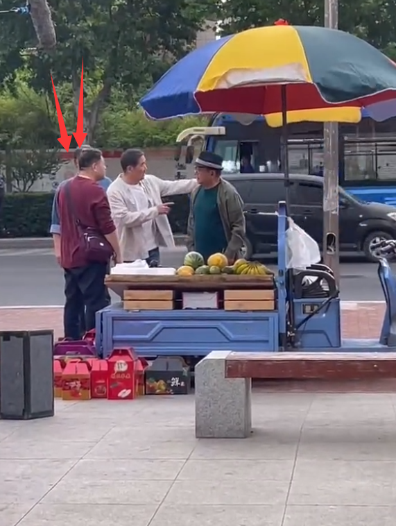 老戏骨张国立现身街头拍戏，73岁王刚近照胖一圈，张铁林罕见露面休闲区蓝鸢梦想 - Www.slyday.coM