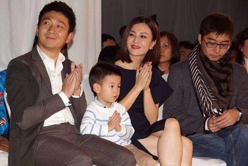刘孜一家三口罕露面她妆容浓艳变化大老公撞脸胡军很硬汉