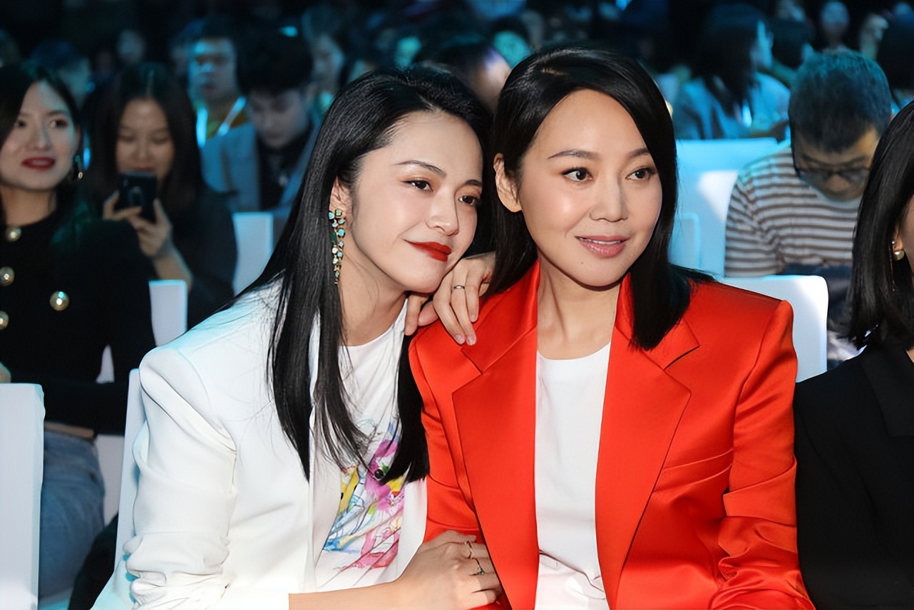 姚晨和闫妮并肩坐着同穿西装套装看不出相差8岁气质太重要了