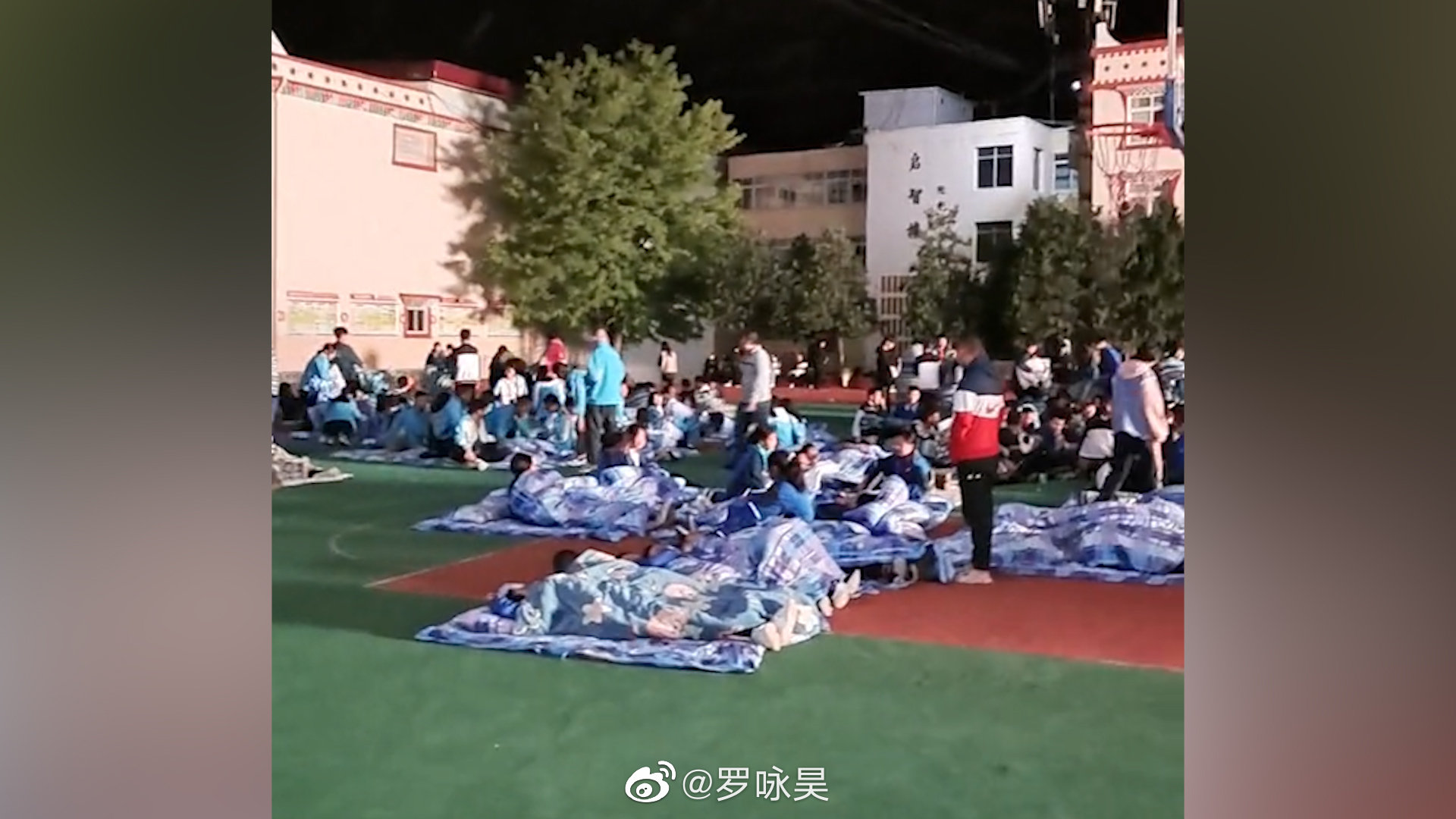 阿坝震后学生铺被子躺操场睡觉|阿坝|地震|四川省_新浪新闻