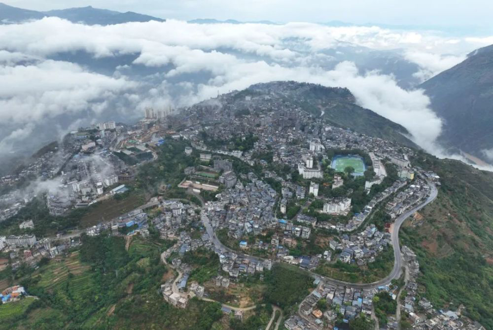 云南有座完全建在山顶的县城,四周都是悬崖,宛若"天空之城"